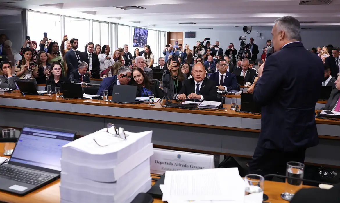 CPI do INSS termina sem relatório após rejeição de parecer com pedidos de indiciamento