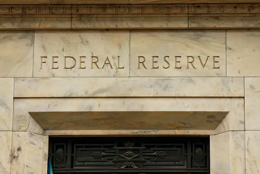 Fed revela perspectivas econômicas otimistas e emprego firme