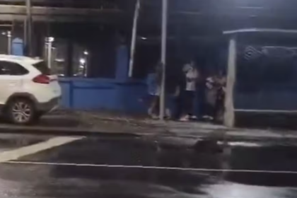 Carro invade ponto de ônibus e deixa quatro feridos na Barra