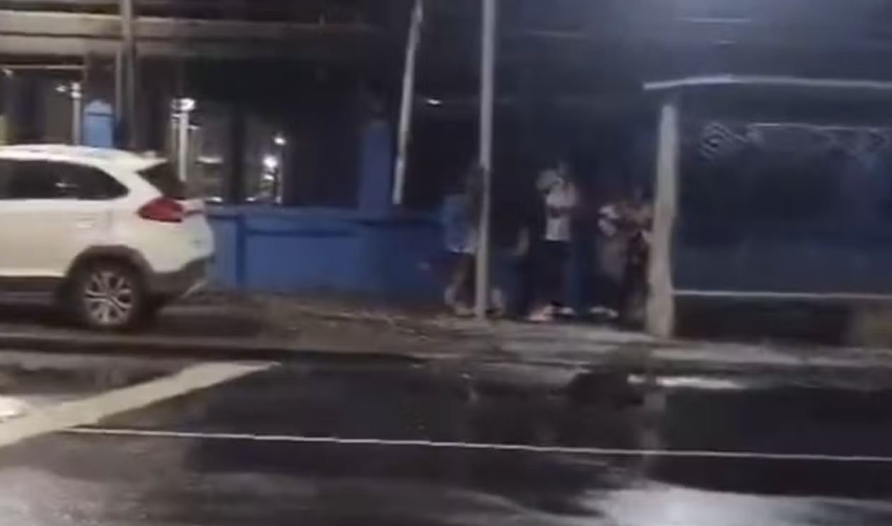 Carro invade ponto de ônibus e deixa quatro feridos na Barra