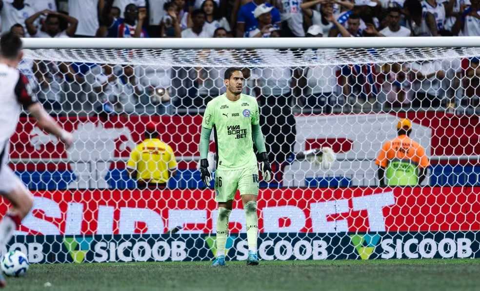 Goleiro Ronaldo descarta cirurgia após lesão no cotovelo