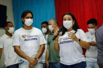 Beneficiários recebem certificados da primeira parcela do auxílio autista