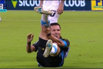 Cenas fortes! Jogador do Grêmio sofre grave lesão em partida contra o Vitória e deixa campo de ambulância