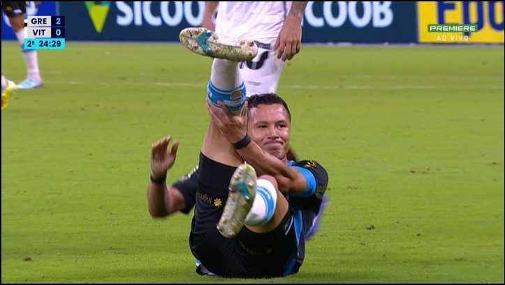 Cenas fortes! Jogador do Grêmio sofre grave lesão em partida contra o Vitória e deixa campo de ambulância