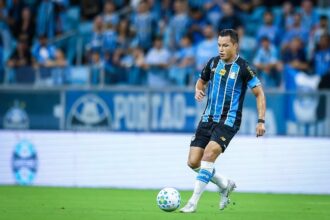 Lateral que sofreu grave lesão contra o Vitória revela quando deve voltar a jogar