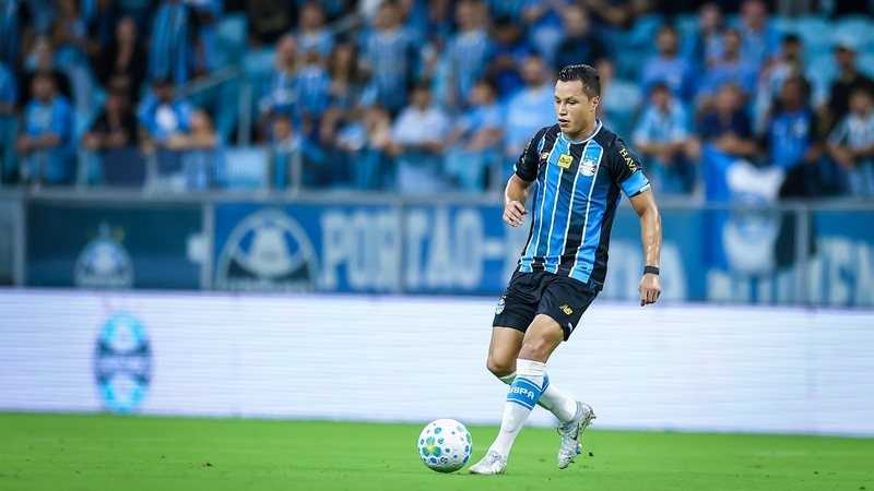 Lateral que sofreu grave lesão contra o Vitória revela quando deve voltar a jogar