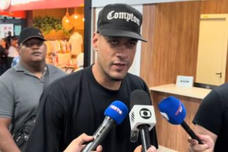 Novo goleiro do Bahia, Léo Vieira desembarca em Salvador para assinar com o clube