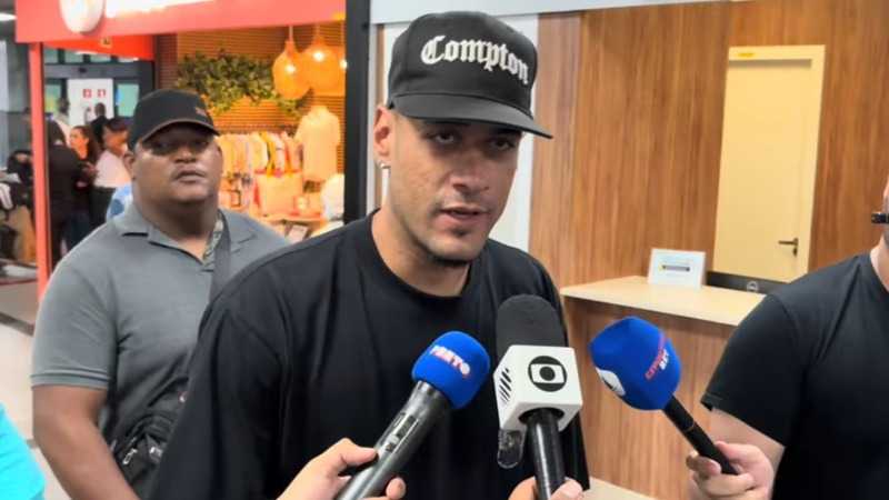 Novo goleiro do Bahia, Léo Vieira desembarca em Salvador para assinar com o clube