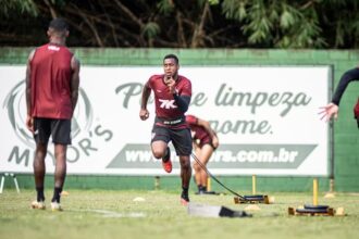 Meia do Vitória viaja para São Paulo, onde passa por avaliação de possível cirurgia na coluna