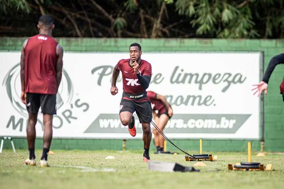 Meia do Vitória viaja para São Paulo, onde passa por avaliação de possível cirurgia na coluna