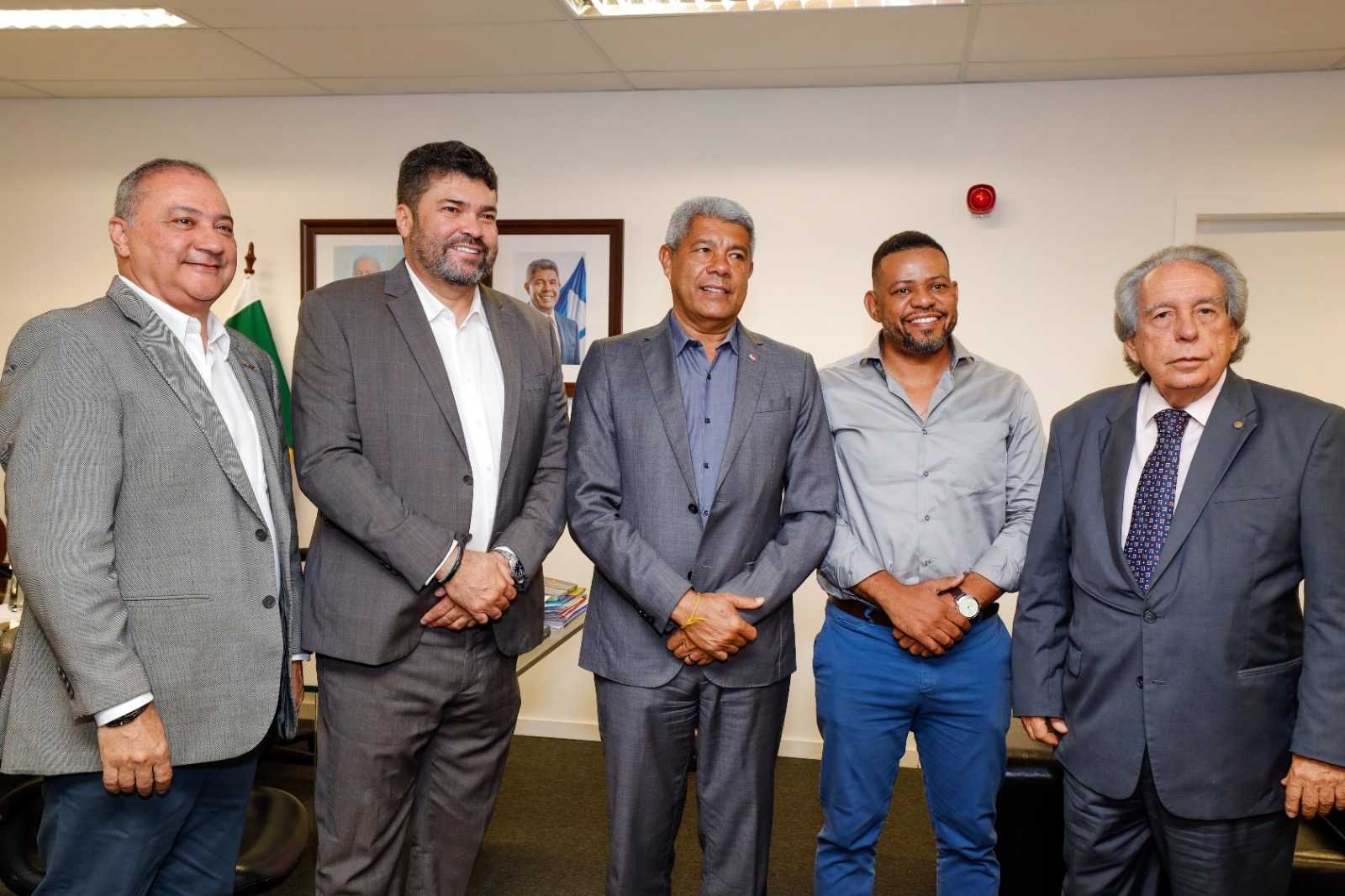 Santaluz recebe ambulâncias e equipamentos hospitalares do Governo do Estado