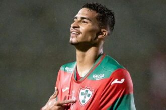 Vitória supera concorrência do Corinthians e avança na contratação de atacante da Portuguesa