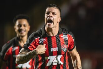 Em noite de golaços, Vitória vence Atlético-MG por 2x0 e salta na tabela do Brasileirão