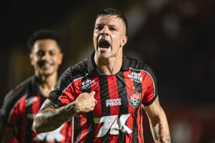 Em noite de golaços, Vitória vence Atlético-MG por 2x0 e salta na tabela do Brasileirão