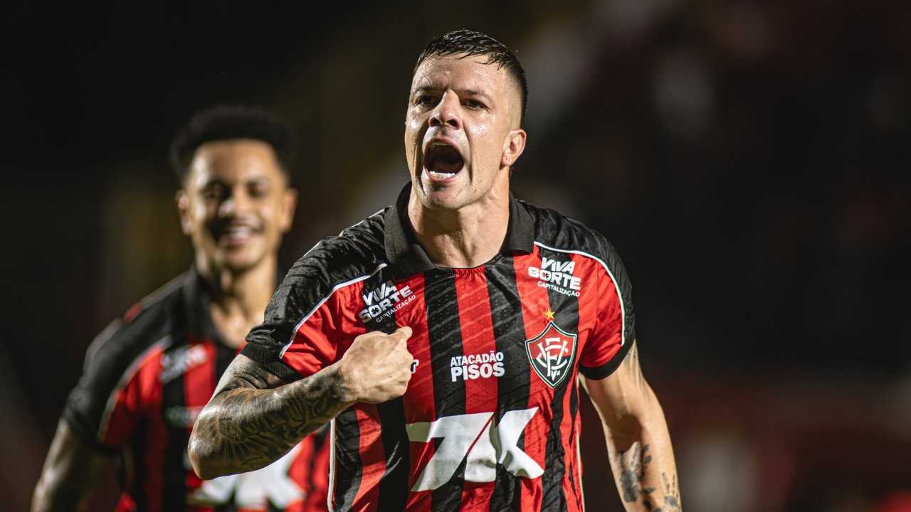 Em noite de golaços, Vitória vence Atlético-MG por 2x0 e salta na tabela do Brasileirão