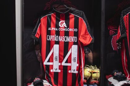 Vitória homenageia Wagner Moura no Barradão com nomes de personagens nas camisas dos jogadores