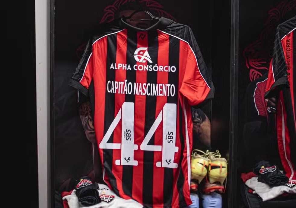 Vitória homenageia Wagner Moura no Barradão com nomes de personagens nas camisas dos jogadores