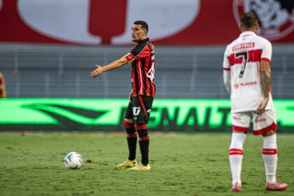 Com time titular e fora de casa, Vitória bate CRB por 4x2 pela Copa do Nordeste
