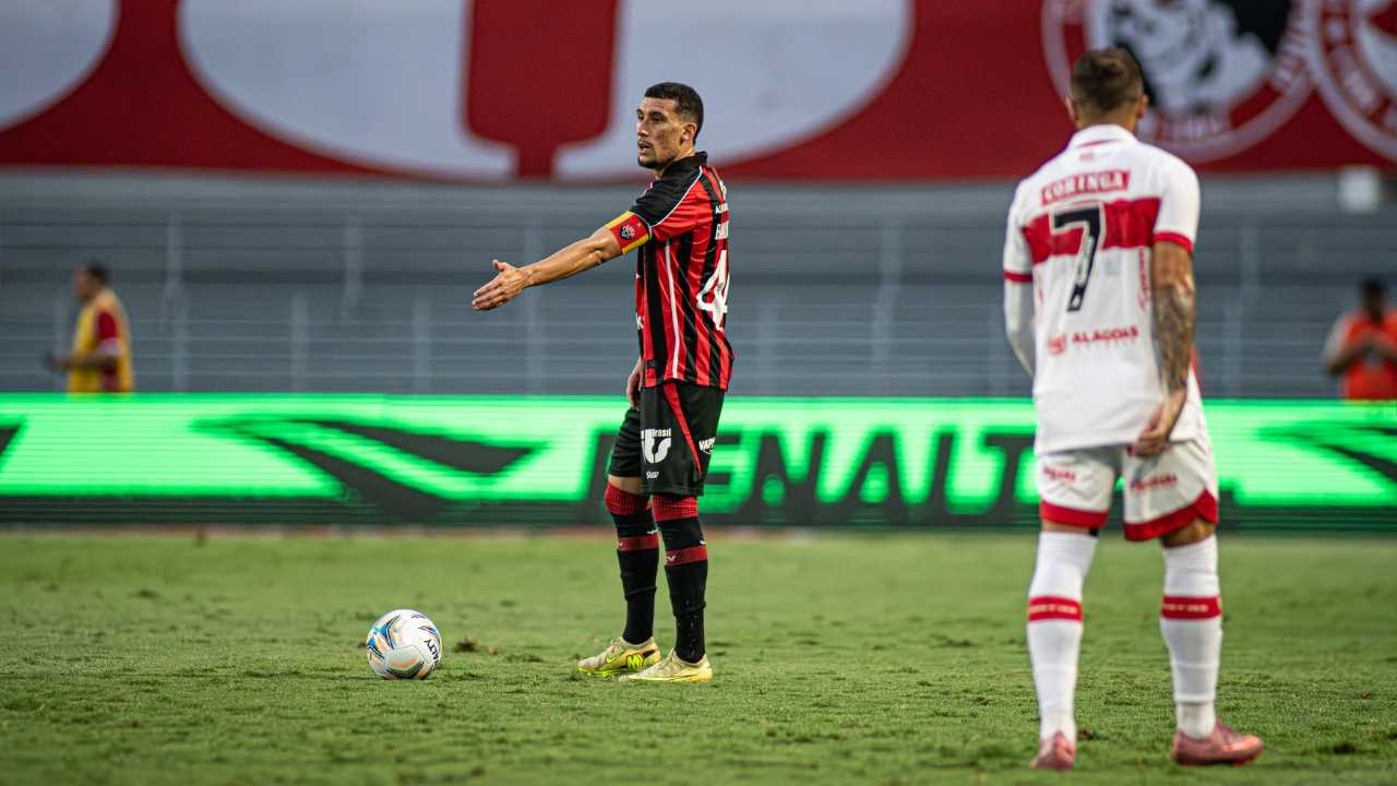 Com time titular e fora de casa, Vitória bate CRB por 4x2 pela Copa do Nordeste