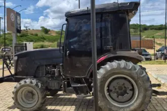 Polícia recupera trator roubado em operação em sítio rural