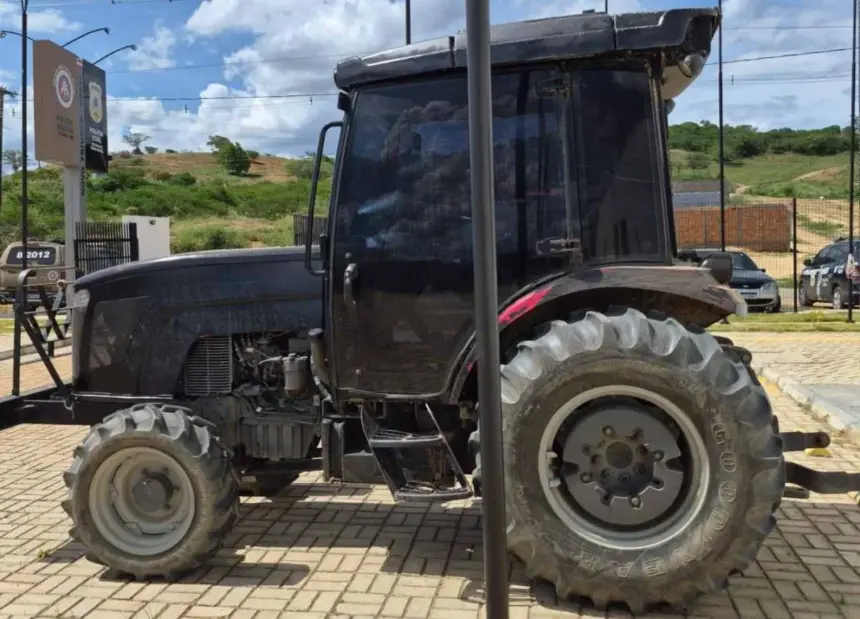 Polícia recupera trator roubado em operação em sítio rural