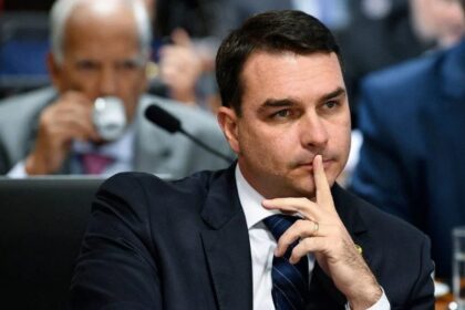 Flávio Bolsonaro é denunciado por propaganda antecipada em igreja: surpresa na investigação