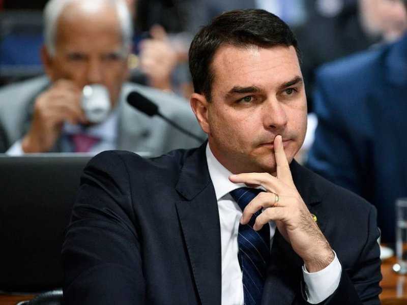 Flávio Bolsonaro é denunciado por propaganda antecipada em igreja: surpresa na investigação