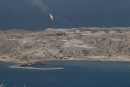 Embarcações atravessam Estreito de Ormuz mesmo após bloqueio de Trump: Surpreendente resistência marítima