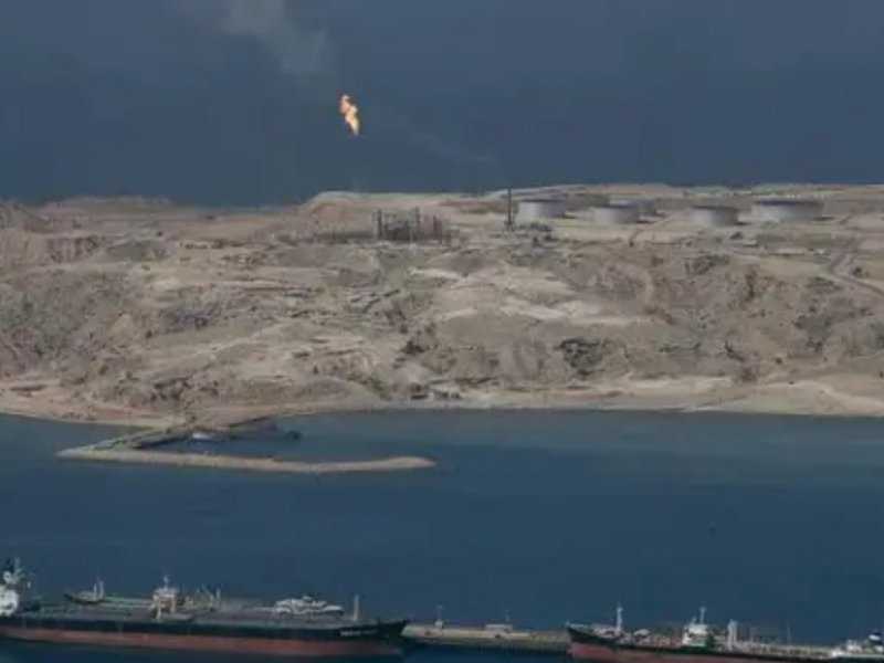 Embarcações atravessam Estreito de Ormuz mesmo após bloqueio de Trump: Surpreendente resistência marítima