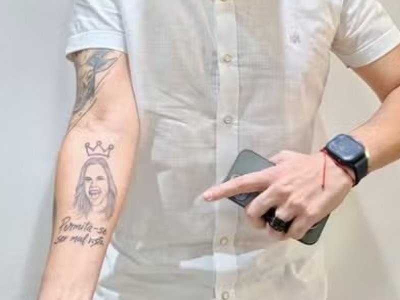 Ana Paula Renault: Fã Tatuando Nome e Frase Inspiradora