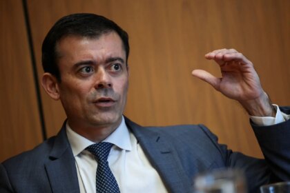 Governo projeta dívida em queda com meta de superávit ampliada