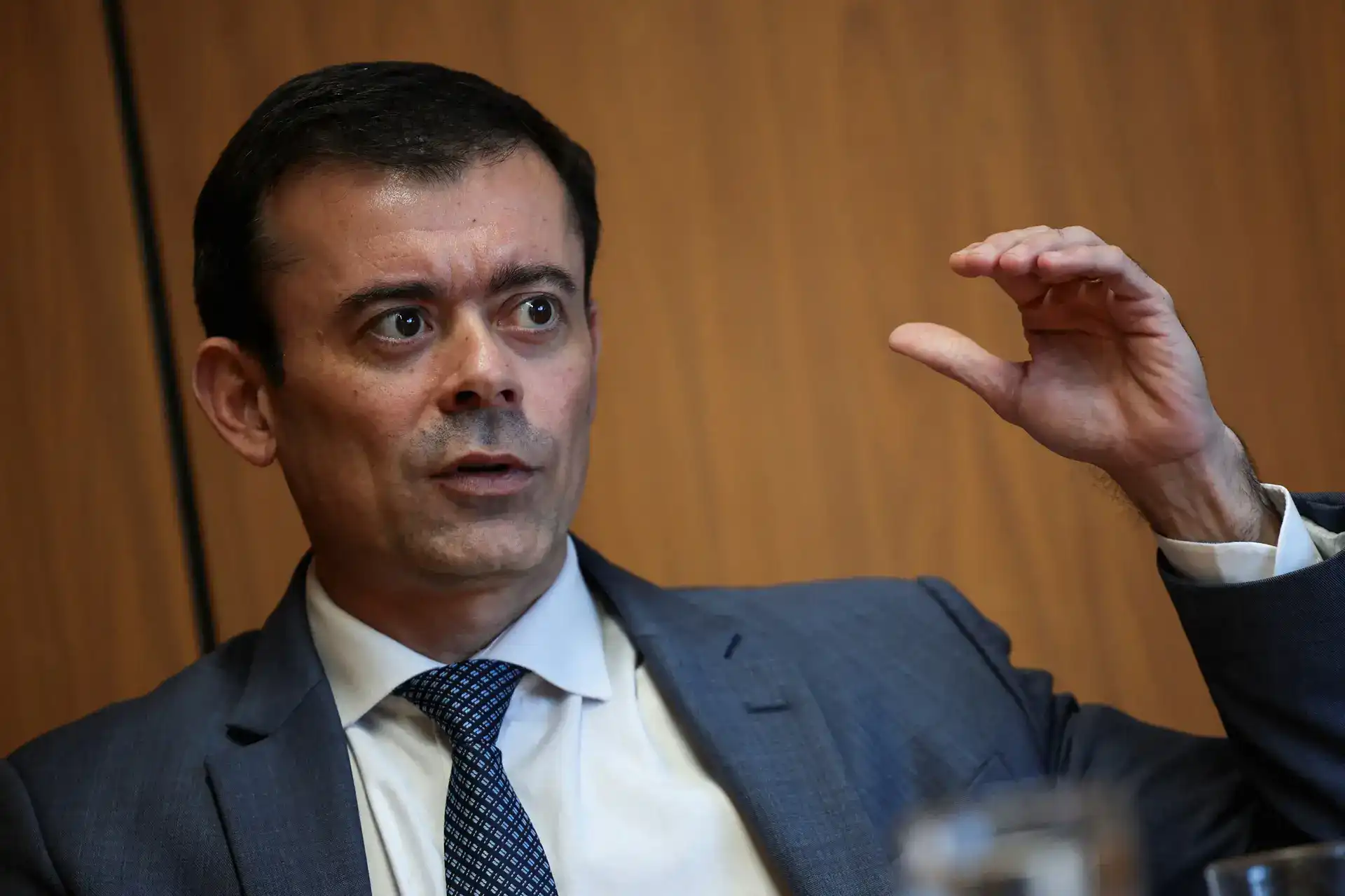 Governo projeta dívida em queda com meta de superávit ampliada