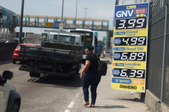 Preço do diesel se estabiliza em abril após pico histórico em março