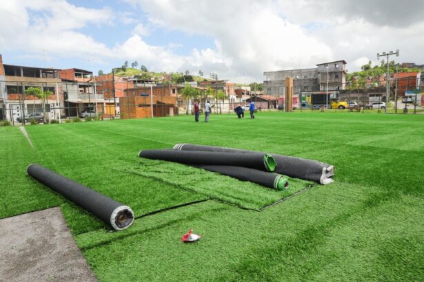 Prefeitura de Candeias inicia instalação de grama sintética no campo da Urbis 2