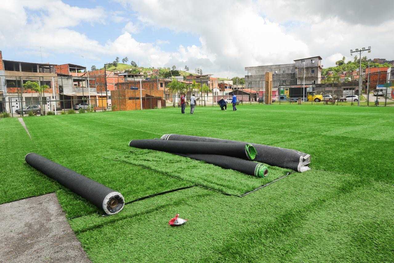 Prefeitura de Candeias inicia instalação de grama sintética no campo da Urbis 2