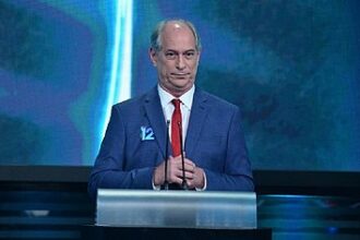 Aécio Neves convida Ciro Gomes para disputar Presidência pelo PSDB