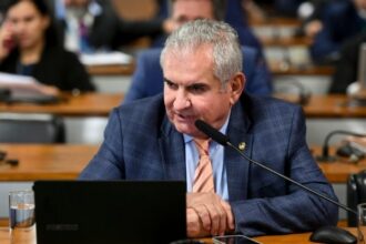 Angelo Coronel prevê disputa presidencial acirrada e mantém apoio a Flávio Bolsonaro