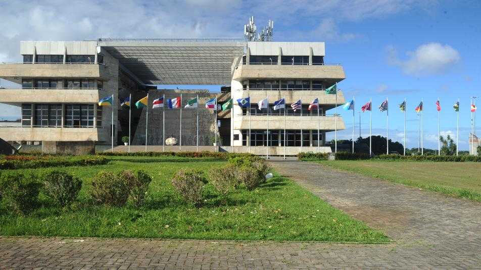 Assembleia renova contrato de transporte por R$ 5,27 milhões e prevê reajuste de 11%