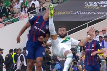 Atacante brasileiro é atingido com forte chute na cabeça e fica desacordado