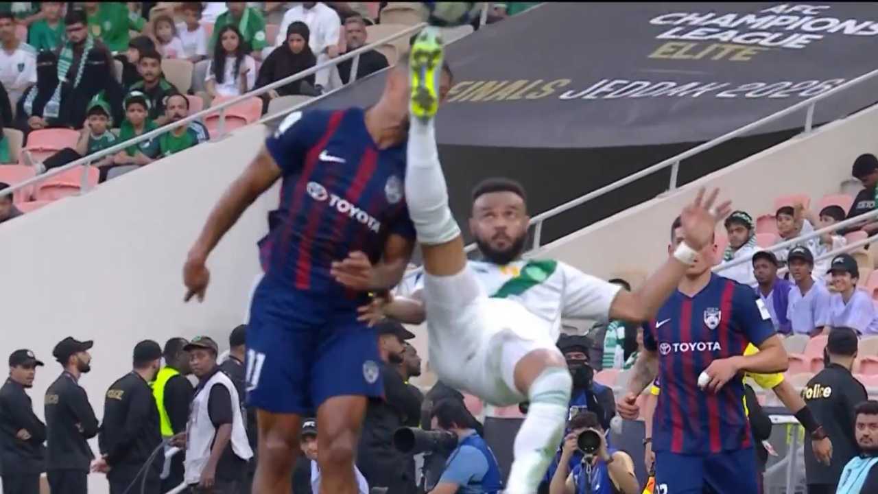 Atacante brasileiro é atingido com forte chute na cabeça e fica desacordado