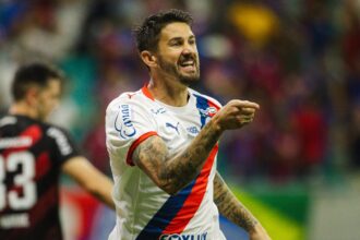 Em noite de Everaldo, Bahia vence Athletico-PR na Arena Fonte Nova e segue no topo do Brasileirão