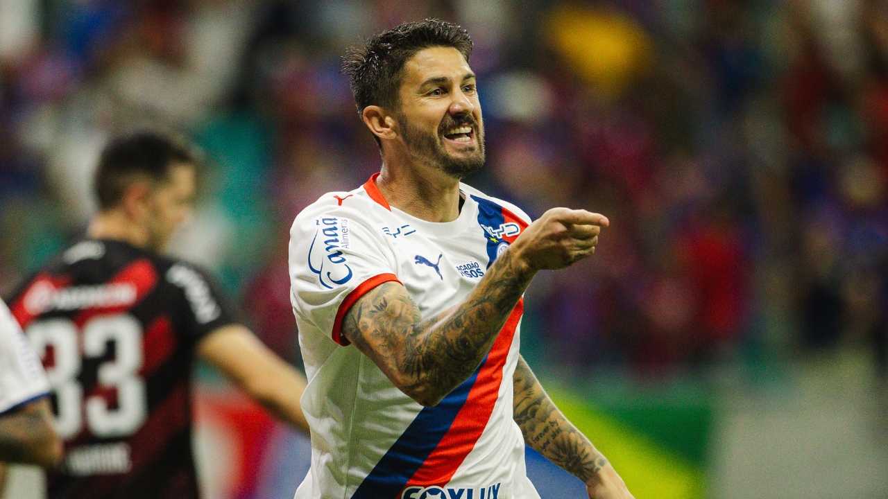 Em noite de Everaldo, Bahia vence Athletico-PR na Arena Fonte Nova e segue no topo do Brasileirão