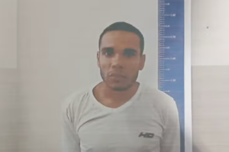 Polícia realiza operação no Rio e procura traficante foragido