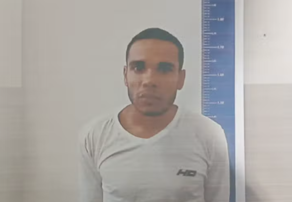 Polícia realiza operação no Rio e procura traficante foragido