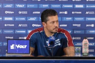 Ex-Vitória, Carpini minimiza derrota em clássico: "eles ficam com o tabu, a gente com o título"