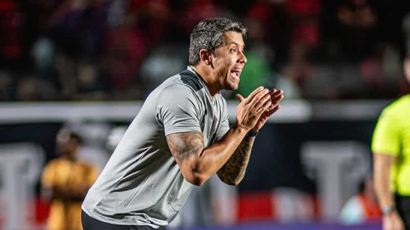 Clube da Série A mira contratação de ex-treinador do Vitória