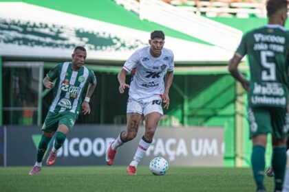 Com menos um desde o primeiro tempo, Vitória consegue empate heroico por 1x1 contra a Chapecoense