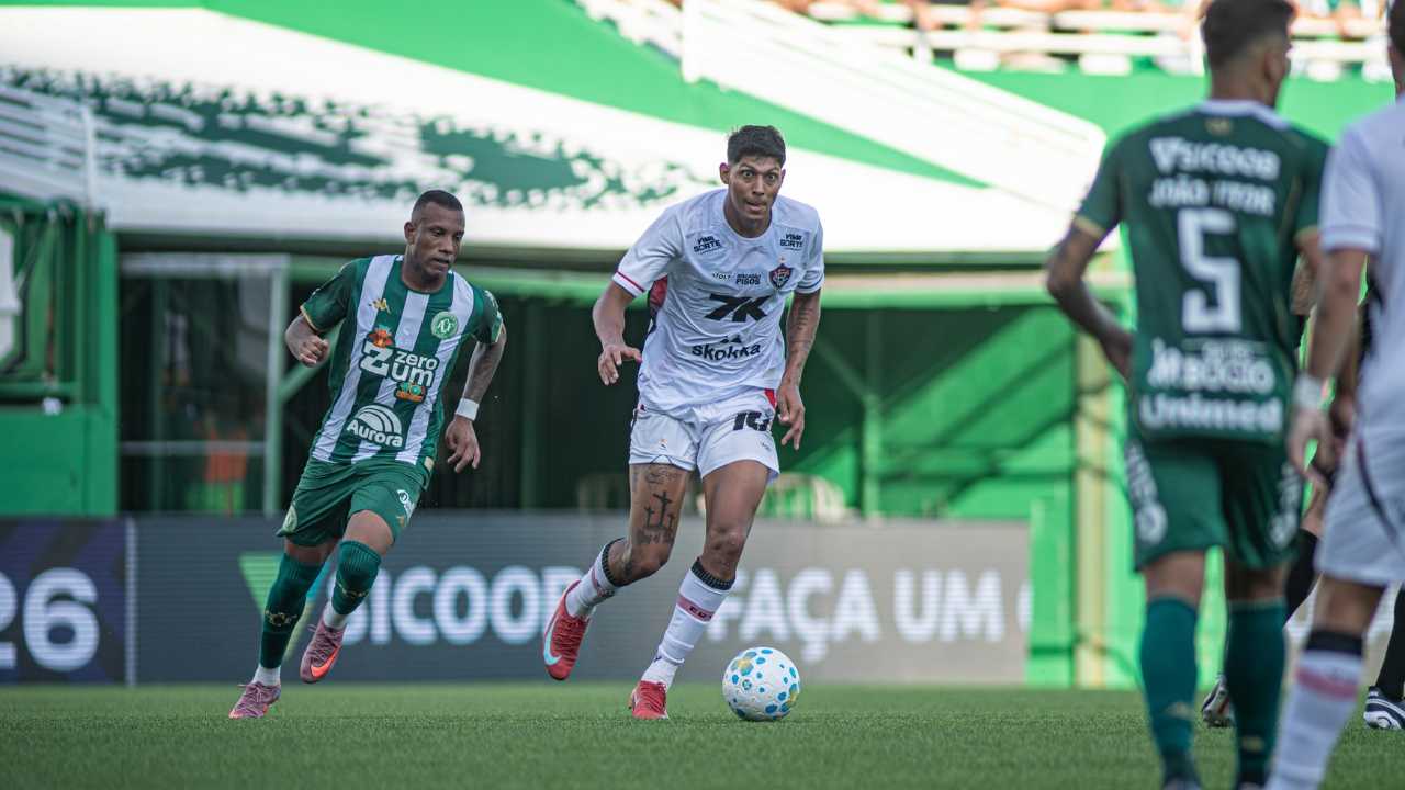 Com menos um desde o primeiro tempo, Vitória consegue empate heroico por 1x1 contra a Chapecoense