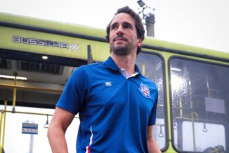 Saiba quem é Charles Hembert, francês que deve assumir o Bahia contra o Flamengo na ausência de Ceni