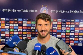 Após pênalti anulado, Everaldo detona arbitragem em Bahia x Athletico/PR: "é brigar com a imagem"